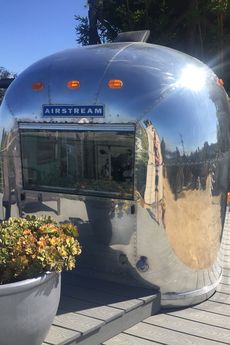1969er Airstream Globetrotter auf den Hollywood Hills.