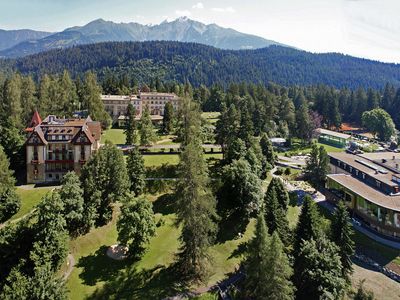 Waldhaus Flims Wellness Resort Blick auf das Grand Hotel. Foto: Waldhaus Flims Wellness Resort