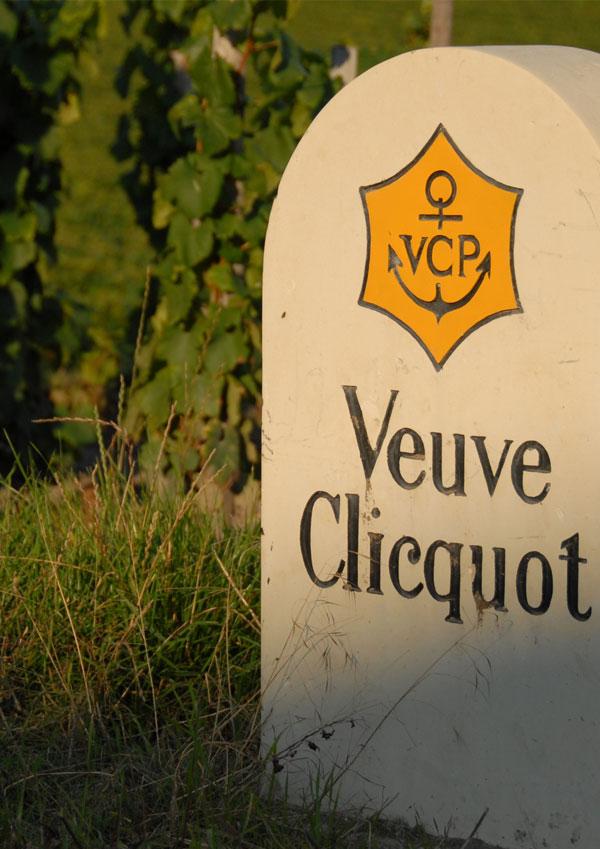 Champagne Veuve Clicquot: Begrenzungsstein Weinberg. Foto: Champagne Veuve Clicquot