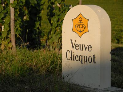 Champagne Veuve Clicquot: Begrenzungsstein Weinberg. Foto: Champagne Veuve Clicquot