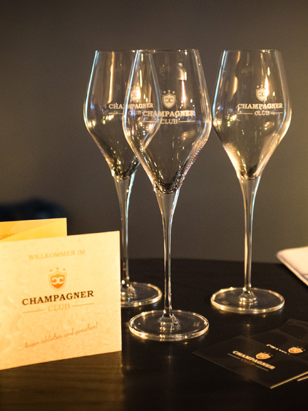 Champagner Club Präsentation: Gläser und Werbematerialien